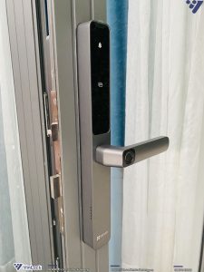 Khóa vân tay thông minh EZVIZ DL06 khi lắp lên cửa