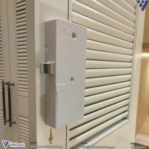 Mặt trong khóa tủ đồ thông minh GN18 khi lắp lên cửa