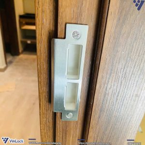 Bách phụ của khóa khi lắp lên cửa