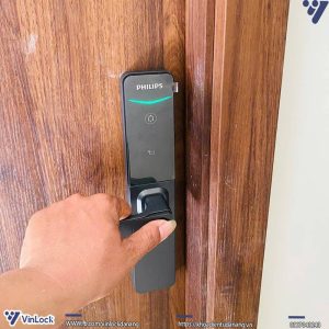Mặt ngoài của Khóa Philips DDL615-5HBS khi lắp lên cửa
