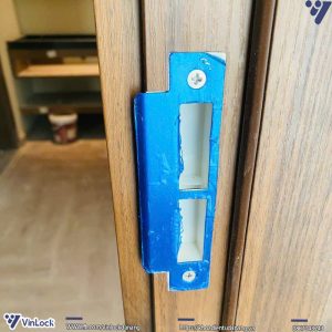 Bách phụ của khóa Philips DDL615-5HBS khi lắp lên cửa