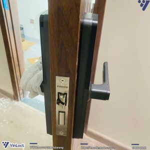 Mặt bên của khóa Philips DDL615-5HBS sau khi lắp đặt
