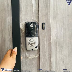 Mặt trong khóa vân tay YALE YDD 724A khi lắp lên cửa