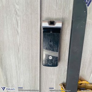 Khóa vân tay YALE YDD 724A khi lắp lên cửa
