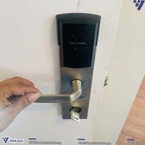 khóa khách sạn khi lắp lên cửa