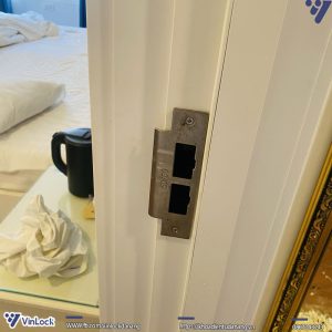 Bách phụ của khóa khi lắp lên cửa