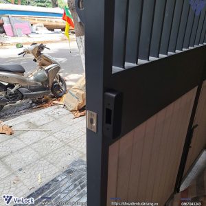 Bách phụ khóa Aqara U500 Gate Lock khi lắp lên cửa