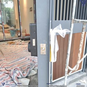Mặt bên khóa Aqara U500 Gate Lock khi lắp lên cửa