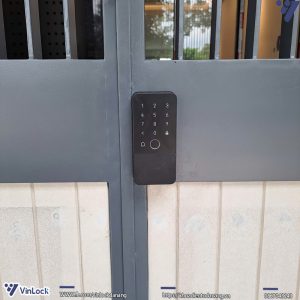 Mặt ngoài khóa Aqara U500 Gate Lock khi lắp lên cửa