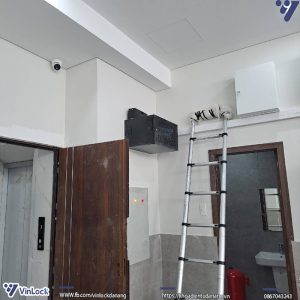 Bộ lưu trữ điện UPS được đặt phía trên tủ điện nhẹ sau khi hoàn thiện lắp đặt