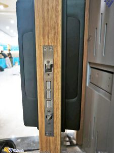 Mặt bên khóa Aqara D100 sau khi lắp lên cửa