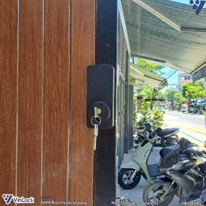 Mặt trong khóa thông minh Aqara U500 lắp đặt tại nhà khách