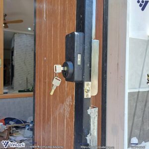 mặt bên khóa Aqara U500 khi lắp lên cửa