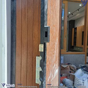 Bách phụ và chốt bi lắp đặt lên cửa