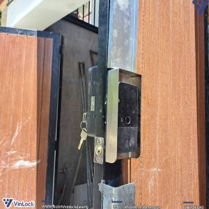 Mặt ngoài và hộp bảo vệ khi lắp lên cửa