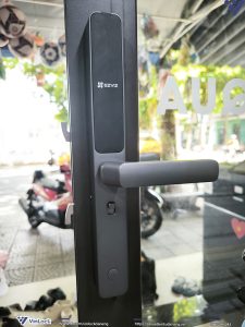 Mặt trong của khóa khi lắp lên cửa lùa chốt móc