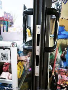 Mặt bên bách phụ của khóa khi lắp lên cửa