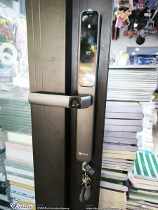 Mặt ngoài khóa EZVIZ DL06 khi lắp lên cửa nhà khách