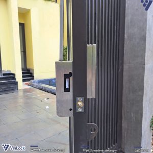 Mặt bên của khóa khi lắp lên cửa nhà khách