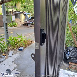 Bách phụ của khóa khi lắp lên cửa