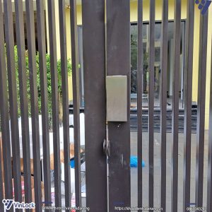 Hộp bảo vệ Inox mặt ngoài khóa khi lắp lên cửa
