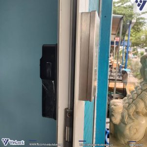 Mặt bên của khóa kho lắ đặt lên cửa