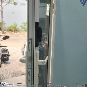 Bách phụ của khóa khi lắp lên cửa nhà khách
