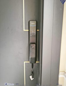 Mặt ngoài khóa khi lắp đặt lên cửa