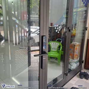 khóa Philips DDL608-5HWS khi lắp lên cửa