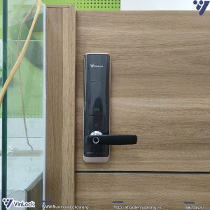 Mặt ngoài khóa Winlock STV-7800K khi lắp lên cửa