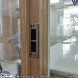 bách phụ khóa khi lắp đặt lên cửa