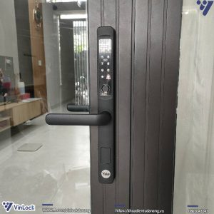 Khoá điện tử cửa nhôm Yale YDMA 100NP khi hoàn thiện lắp lên cửa