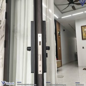 Mặt bên của khoá điện tử cửa nhôm Yale YDMA 100NP khi hoàn thiện lắp lên cửa