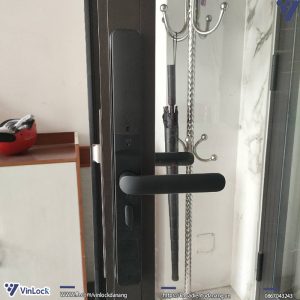 Mặt trong khoá điện tử cửa nhôm Yale YDMA 100NP khi lắp lên cửa