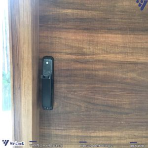 Khóa Yale YMI70A MB khi lắp lên cửa nhà khách