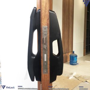 Mặt bên của khóa YMI70A MB khi lắp lên cửa nhà khách