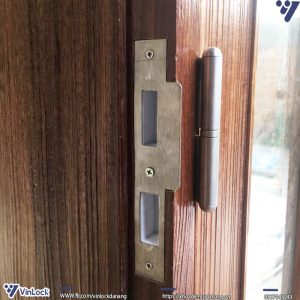 Bách phụ của khóa khi lắp lên cửa nhà khách