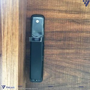 Mặt trong khóa YMI70A MB khi lpaws lên cửa nhà khách