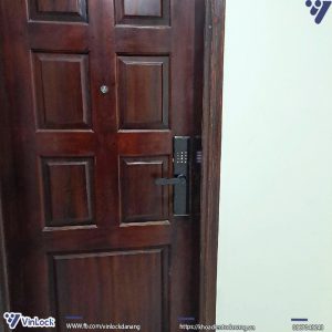 Mặt ngoài khóa điện tử Winlock TT-380W sau khi  nâng cấp từ khóa cơ cũ