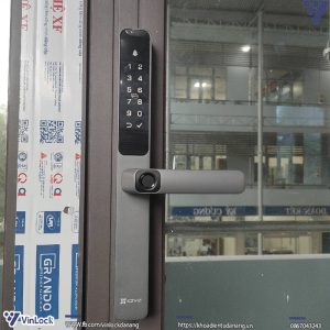 Mặt ngoài khóa sau khi lắp đặt lên cửa