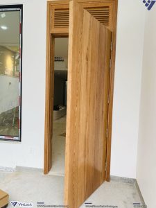 Cửa trước khi lắp đặt khóa