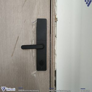 Mặt trong khóa sau khi lắp đặt hoàn thiện lên cửa để bàn giao cho khách