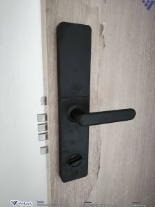 Mặt trong khóa sau khi hoàn thiện lắp đặt lên cửa