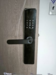 mặt ngoài Khóa Winlock TT-380W sau klhi hoàn thiện lắp đặt lên cửa