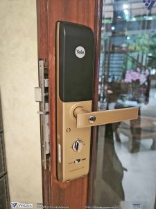 Mặt trong khóa Yale YDM7116A sau khi nâng cấp