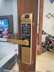 Mặt trước khóa Yale YDM7116A khi nhìn nghiêng sau khi nâng cấp lên từ khóa cơ cũ