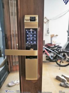 Mặt trước khóa Yale YDM7116A sau khi nâng cấp từ khóa cơ cũ