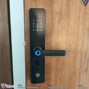 Mặt ngoai khóa Yale YDME 100 NxT khi lắp kên cửa