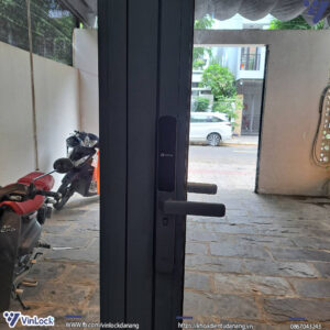 Mặt trong khóa sau khi lắp lên cửa
