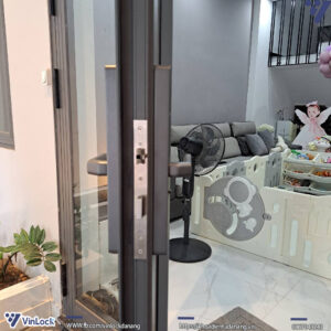 Mặt bên khóa EZVIZ DL06 khi lắp lên cửa